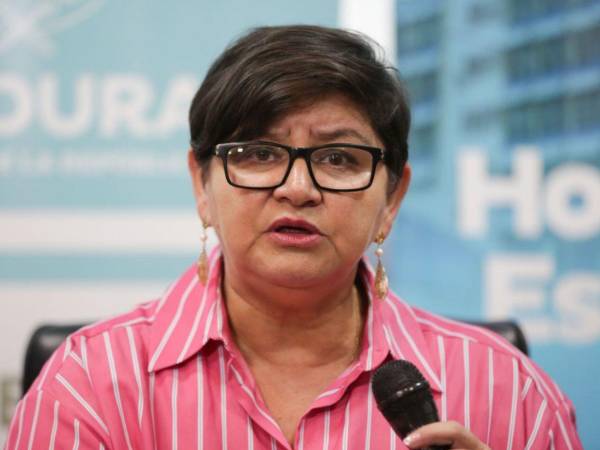 La exfuncionaria atribuyó que la saturación del Hospital Escuela se debe al cierre de quirófanos, atención primaria en otros hospitales públicos, despido de médicos, entre otros factores.