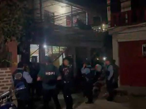 Hasta la zona del atentado mortal llegaron varios elementos de la DPI para iniciar con el levantamiento de indicios en la escena.