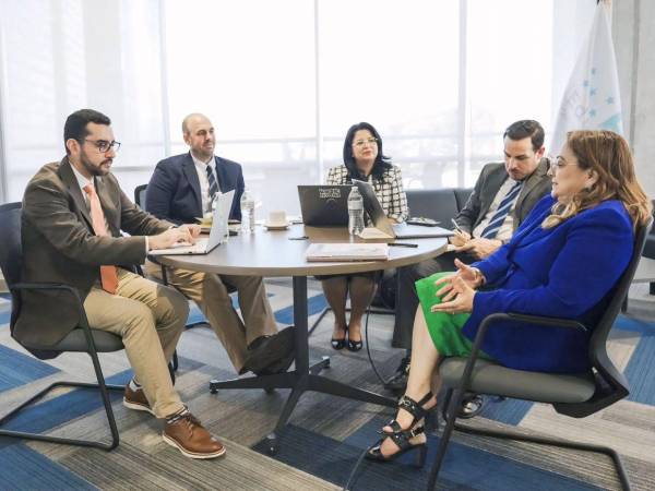 La ministra Arely Argueta sostuvo la reunión con representantes del programa de alimentación para la educación.