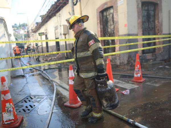 El voraz incendio que arrasó varios locales la mañana de este martes dejó varias calles cerradas y sin paso vehicular la zona debido a la emergencia.