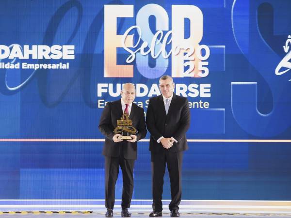 Nain Mejía, Director General de Grupo Elektra, recibió el galardón RSE 2025 en nombre de Grupo Salinas, destacando la labor de la compañía en inclusión financiera, innovación y crecimiento con propósito.