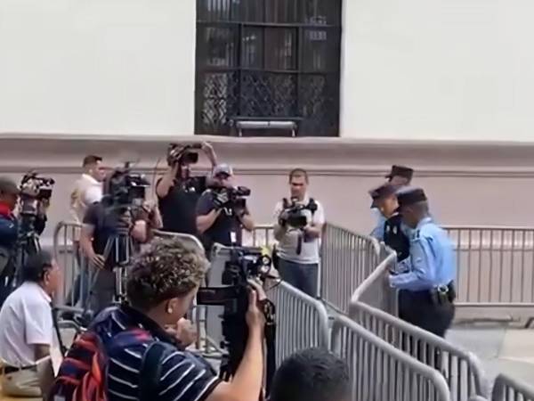 Los agentes policiales cerraron el paso a los bajos del Congreso con vallas metálicas.
