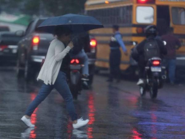 Las calles de la capital se inundaron este miércoles debido a las lluvias provocadas por el paso de una onda tropical.