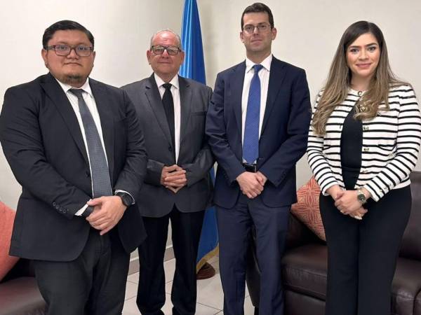 El representante del Fondo Monetario Internacional (FMI) Fabiano Rodrigues Bastos, se reunió con los representantes de Conatel, Fernando Anduray y Grace Sierra, entre otros.