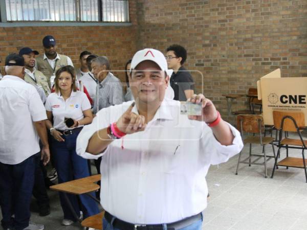 El alcalde del Distrito Central y candidato a la reelección, Jorge Aldana, ejerció este domingo su derecho al voto en la Facultad de Medicina de la Universidad Nacional Autónoma de Honduras (UNAH) y destacó que la jornada electoral inició con normalidad en la capital, con la apertura puntual de las urnas.