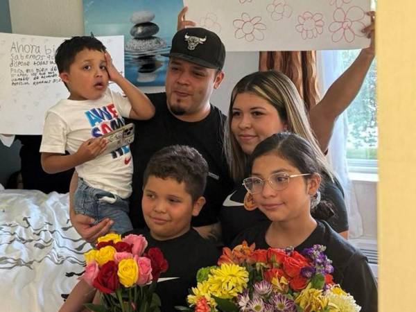 El salvadoreño Kilmar Ábrego García se reunió el viernes con su esposa e hijos tras ser liberado de una cárcel en Tennessee, a la espera de que se desarrolle un juicio de cargos federales por tráfico de personas y un proceso de deportación, después que el Gobierno del presidente Donald Trump se viera obligado a regresarlo a EEUU tras haberlo deportado a El Salvador.