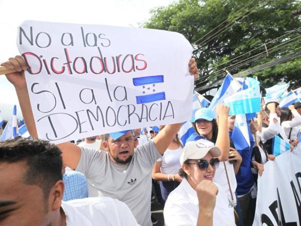 Militantes y líderes del Partido Nacional se sumaron este domingo a la marcha convocada por la libertad y democracia de Honduras.