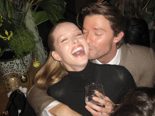 Patrick Schwarzenegger, actor de 31 años conocido por su participación en la serie The White Lotus, contrajo matrimonio este fin de semana con la modelo Abby Champion, de 28, en una ceremonia celebrada en el Gozzer Ranch Golf &amp; Lake Club, en el estado de Idaho.