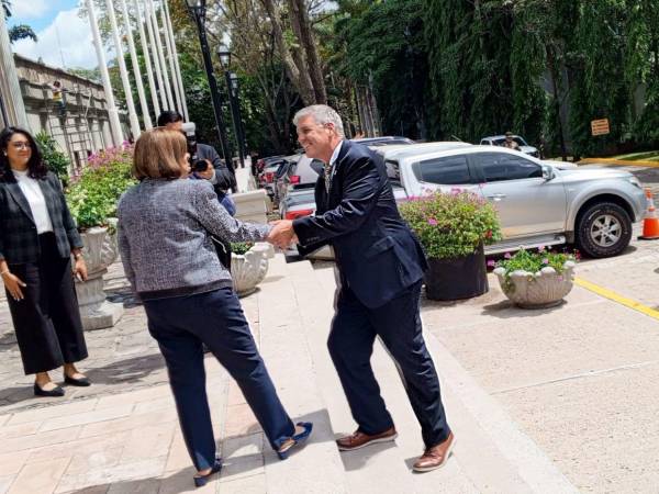 La reunión se desarrolla en las instalaciones de Casa Presidencial y forma parte de la agenda del mandatario hondureño para este jueves.