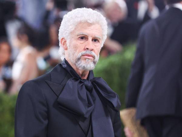 Los diseños con acento español lucieron en la alfombra roja de la Met Gala, celebrada esta noche en Nueva York, de la mano de los cantantes Bad Bunny y Luke Evans, que vistieron creaciones de Zara y Palomo Spain, respectivamente.