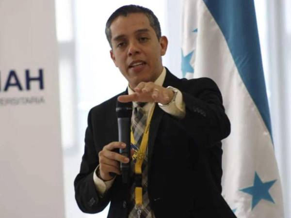 Odir Fernández, rector de la UNAH, acusó de populismo legislativo al Congreso Nacional.