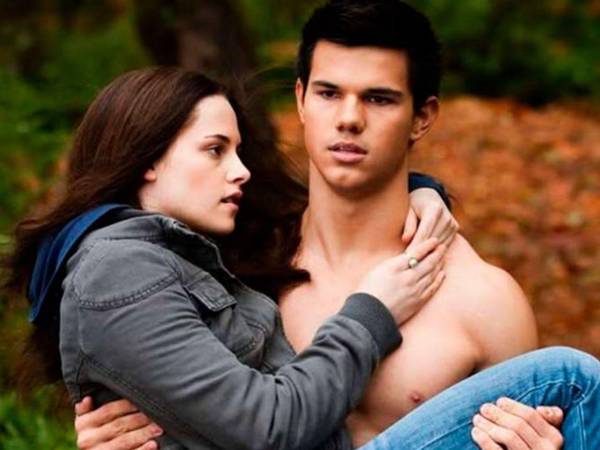 Taylor Lautner, el actor que durante años cargó con el peso de representar al hombre lobo más deseado del cine, tiene ahora una razón mucho más personal para transformarse. Este jueves 26 de marzo, él y su esposa Tay confirmaron que están esperando a su primer hijo, a través de una serie de imágenes que publicaron en sus redes sociales.