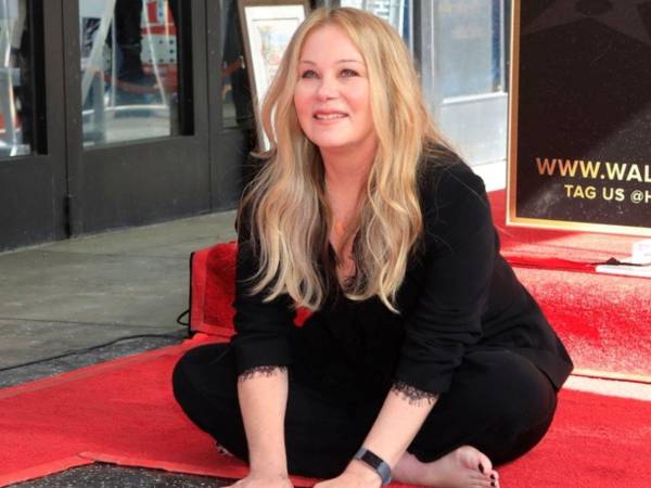 Christina Applegate ha perdido más de 22 kilos a causa de las complicaciones digestivas derivadas de su esclerosis múltiple.