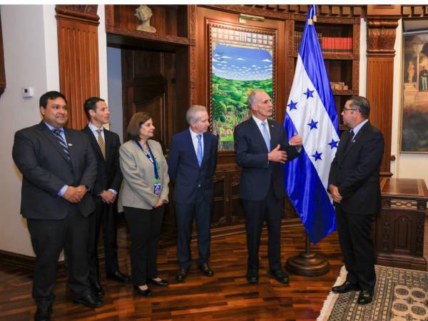 El presidente Nasry Asfura recibió en Casa Presidencial a los ejecutivos de la multinacional Dole Fresh Fruit Internacional, quienes están interesados en invertir en Puerto Castilla.