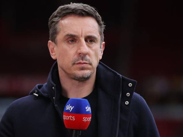 Gary Neville no dudó en responder y tiró con todo a Cuti Romero.