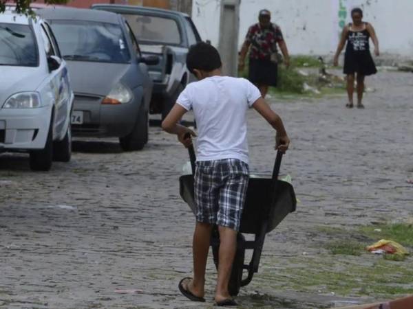 Cientos de niños trabaja en Brasil y la mayoría realizan actividades consideradas de alto riesgo.