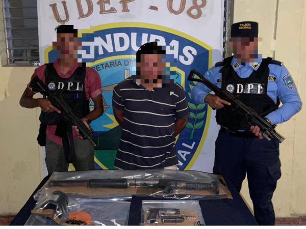 El supuesto integrante de la MS-13, al ser aprehendido por los elementos de la Policía Nacional (PN).