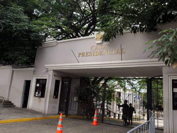 Vacía y con poco movimiento se observa Casa Presidencial.