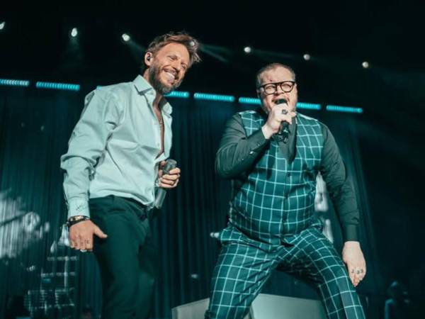 El dúo musical Sin Bandera, integrado por Leonel García y Noel Schajris, confirmó su regreso a Honduras como parte de su gira internacional Escenas Tour, con presentaciones programadas en Tegucigalpa y San Pedro Sula.