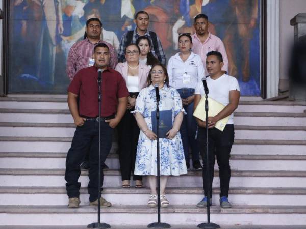 La ministra de Educación Arely Argueta y representantes de los maestros Proheco, dieron a conocer los acuerdos a los que llegaron y especialmente el incremento en el salario a partir del mes de mayo.