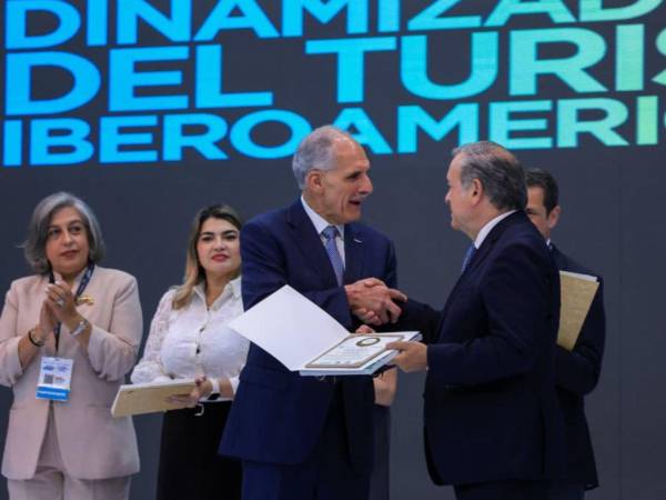 El presidente de la República, Nasry Juan Asfura recibió el reconocimiento por su aporte al desarrollo sostenible, la integración regional y el impulso al turismo como motor de crecimiento económico.