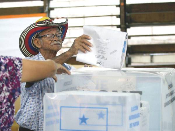 Para estas elecciones generales están convocados 6,522,577 hondureños mayores de 18 años: 6,026,477 están en Honduras y 496,307 en el extranjero, principalmente en Estados Unidos.