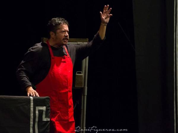 Danilo Lagos, consagrado talento de la esfera artística hondureña, durante una de sus interpretaciones.