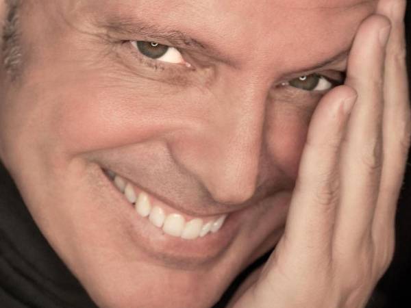 El nombre de Luis Miguel Gallego Basteri no necesita demasiado ruido para mover al mundo. Con 56 años y décadas de hermetismo a cuestas, cualquier información sobre su vida privada desata una reacción en cadena que ningún equipo de prensa podría frenar. Eso fue exactamente lo que ocurrió el viernes 15 de mayo de 2026, cuando en cuestión de horas se disparó en redes sociales y programas de espectáculos la versión de que El Sol de México había sido internado de urgencia en un hospital de Nueva York por una presunta afección cardíaca. Lo que siguió fue un torbellino de versiones contradictorias que, lejos de aclarar el panorama, lo enturbiaron aún más.