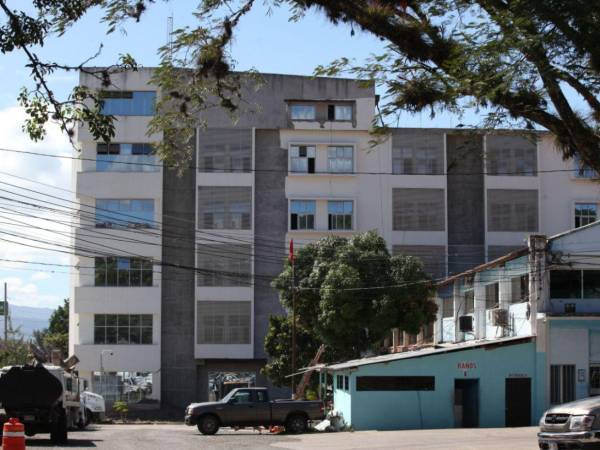 Luego de que las consejeras Ana Paola Hall, Cossette López y el consejero suplente Carlos Enrique Cardona del Consejo Nacional Electoral (CNE) emitieran, dentro del plazo establecido, la declaratoria de resultados al nivel de corporaciones municipales y diputaciones, la Alcaldía del Distrito Central presenta un ambiente sereno y tranquilo.