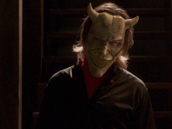 Cuatro años después del éxito de The Black Phone (2021), el director Scott Derrickson regresa al universo del “Grabber” con una secuela que traslada el eje del relato desde el horror físico hacia el terreno de lo espiritual. Black Phone 2, producida por Blumhouse y Universal Pictures, recupera a los hermanos Blake, ahora marcados por las secuelas del secuestro que definió la primera entrega.