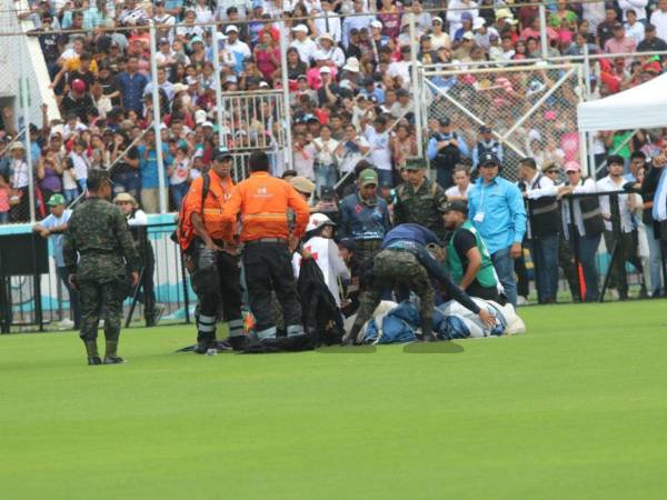 El paracaidista recibió atención médica en el lugar.