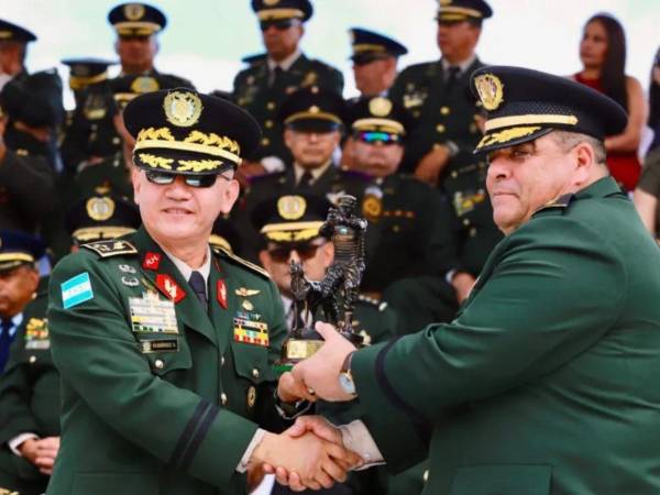 El general de brigada, Ramiro Muñoz salió como civil de Honduras hacia Estados Unidos, después de los desacuerdos con el jefe de las Fuerzas Armadas (FF AA) Roosevelt Hernández.