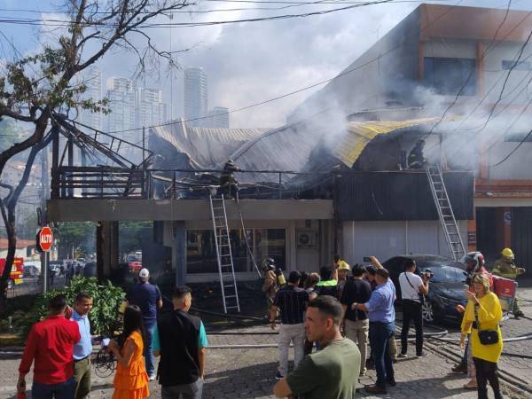 Momento en el que el Cuerpo de Bomberos apagaba el fuego de la pizzería.