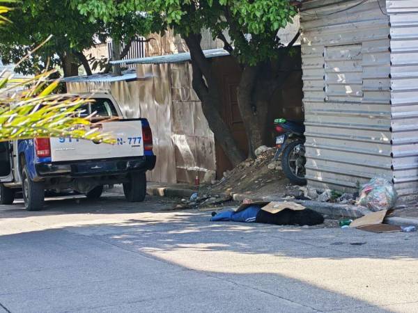 La mujer estaba tirada en la 12 calle de Comayagüela, en el barrio Perpetuo Socorro.
