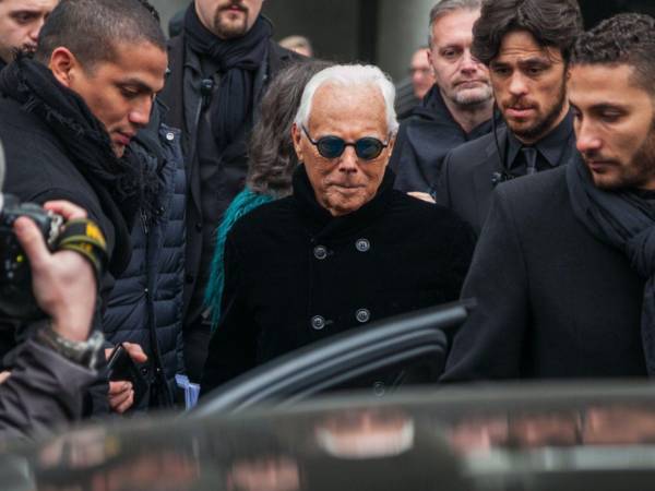 El diseñador de moda italiano Giorgio Armani, figura central del estilo contemporáneo, falleció a los 91 años en su residencia, rodeado de su familia, informó el Grupo Armani. Su muerte ocurre pocas semanas antes de la celebración del 50.º aniversario de la marca, programada durante la Semana de la Moda de Milán.