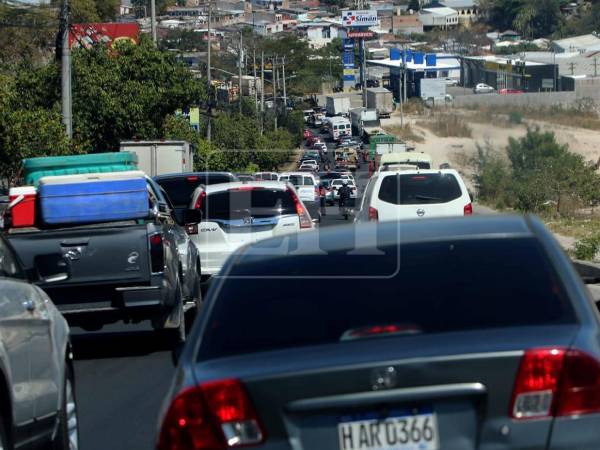 Largas filas de vehículos se observan este sábado en el Anillo Periférico, donde el tráfico se volvió tan pesado como en plena hora pico de un día laboral. El colapso se registra a la altura de la salida al sur de la ciudad.