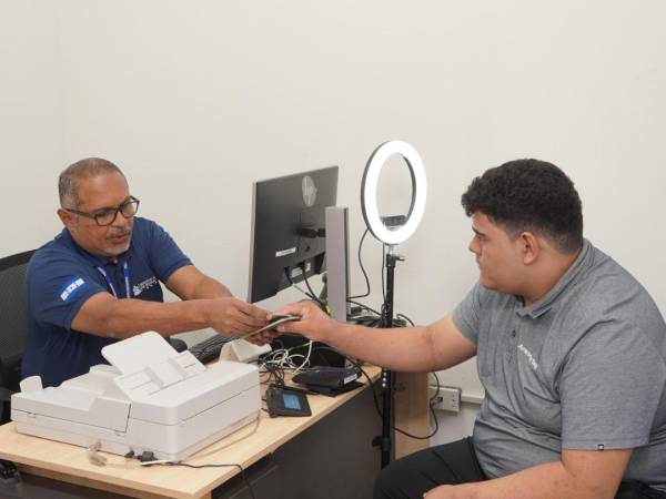 El personal del Instituto Nacional de Migración (INM) que atiende en los aeropuertos de Toncontín, Palmerola y Ramón Villeda Morales, extienden los pasaportes en pocos minutos.