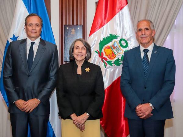 El embajador de Perú ante pueblo y gobierno de Honduras, César Max Larraín Tafur, presentó las cartas credenciales al presidente de la República, Nasry Asfura que estuvo acompañado de Mireya Agüero.