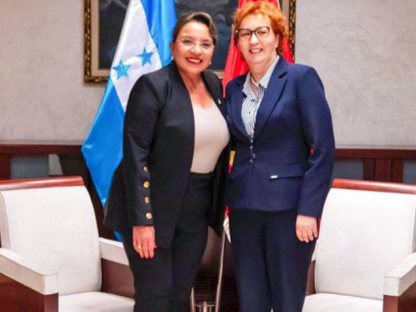 La presidenta Xiomara Castro con la vicepresidenta del Parlamento de Montenegro, Zdenka Popović.