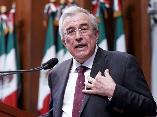 Según la acusación, los implicados habrían protegido operaciones del cartel, facilitando información sensible y permitido el transporte de drogas hacia Estados Unidos, a cambio de sobornos millonarios.