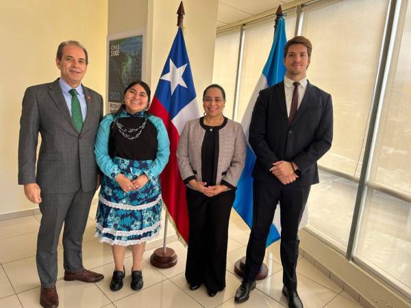 El embajador de Chile en Honduras, Marco Aguayo junto a la influencer chilena Sofía Huaiquil; Mildred García, representante ONU Mujeres Honduras y Thomas Schroder, cónsul de Chile en Tegucigalpa.