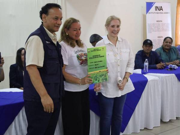 El ministro director del Instituto Nacional Agrario (INA), junto a la primera dama Lissette del Cid de Asfura, entregaron los títulos definitivos de propiedad a las mujeres del municipio de Balfate, Colón.