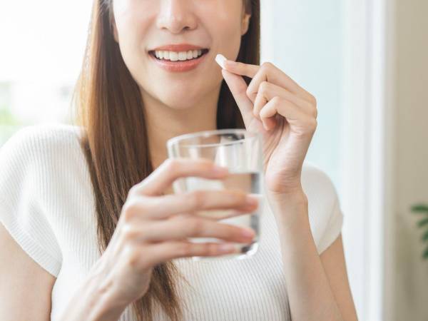 En muchos países, incluido Estados Unidos, la autoridad sanitaria no aprueba la eficacia ni la seguridad de los suplementos dietarios antes de que salgan al mercado, a diferencia de lo que ocurre con los medicamentos, lo que explica por qué la calidad y el respaldo científico varían tanto de una marca a otra.