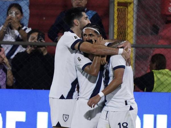 Con goles de Darwin Lom, Olger Escobar y Óscar Santis, Guatemala ganó a Surinam.