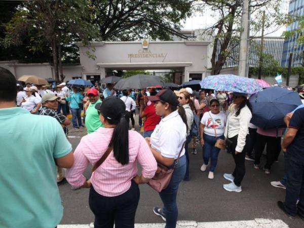 Fotografía de paro de maestros en protesta por incumplimiento al aumento salarial prometido en abril de 2026.