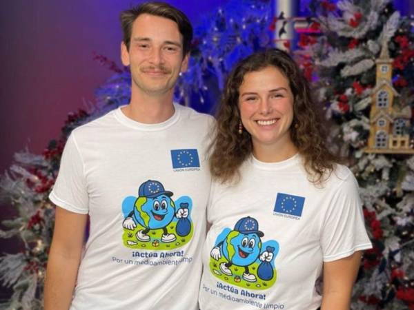 Mikaela y Jirka, esposos originarios de la República Checa, viajan por Honduras desde 2022 impulsando acciones de limpieza en los lugares que visitan.