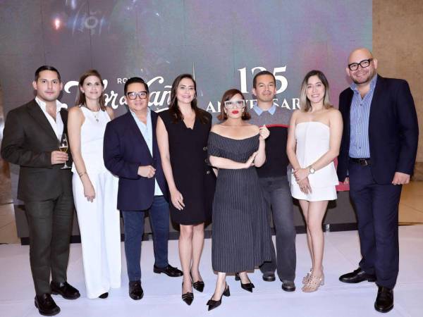 Ariel Flores, Pamela Cruz, Miguel Chong, Valeria Ríos, Blanca Bendeck, Tirso Rubio, Alejandra Chang y Lawin Paz en el lanzamiento de BAC Estilo Moda, donde se anunció el Premio Próspera a la Innovación en la Moda.
