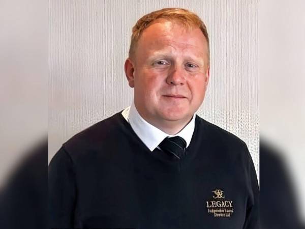 Robert Bush, de 48 años y director de Legacy Independent Funeral Directors (LIFD), en la ciudad de Hull, Inglaterra, se declaró culpable de 67 delitos ante el Tribunal de la Corona de Hull. Aquí los detalles de este caso que se ha viralizado en las redes sociales.