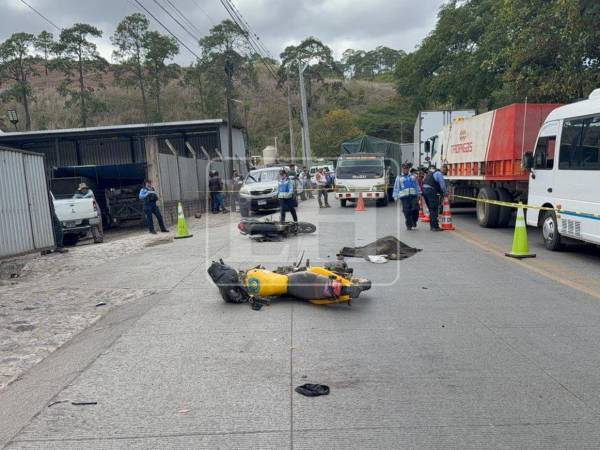 El cuerpo de don Elmer Yobani Valle Valle, de 57 años de edad, quedó inerte entre las dos motocicletas.