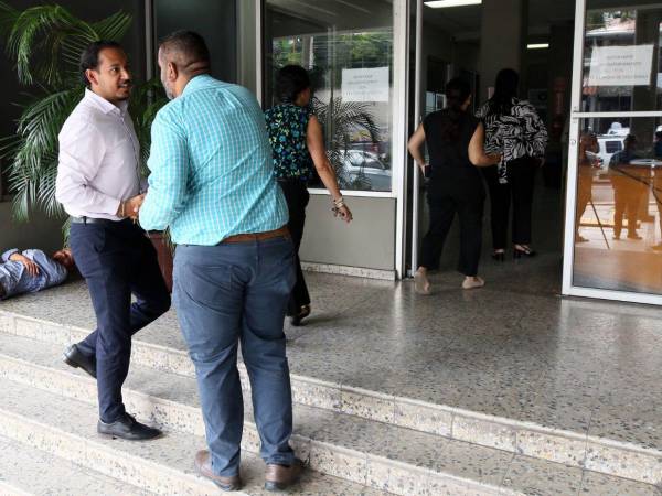 Los cuatro empleados del Tribunal de Justicia Electoral (TJE) al momento de ingresar al Ministerio Público (MP).